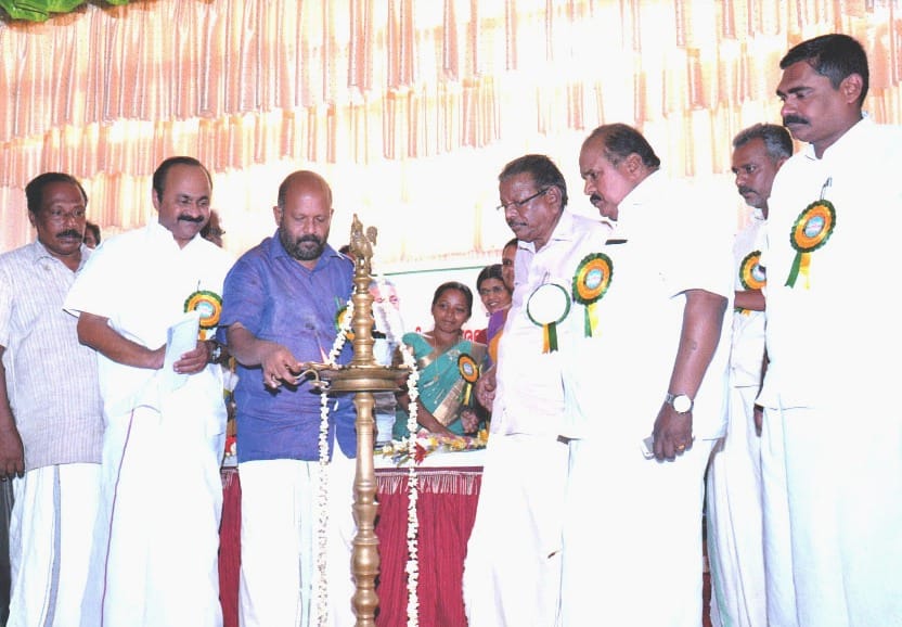 ഏഴിക്കര പഞ്ചായത്തിൽ നിർമ്മിക്കുന്ന പുത്തൻതോട്, കുഴുവേലി തോട് എന്നിവയുടെ പുറം ബണ്ട് നിർമാണം ഉദ്ഘാടനം കൃഷി വകുപ്പ് മന്ത്രി വി.എസ് സുനിൽകുമാർ നിർവഹിക്കുന്നു.